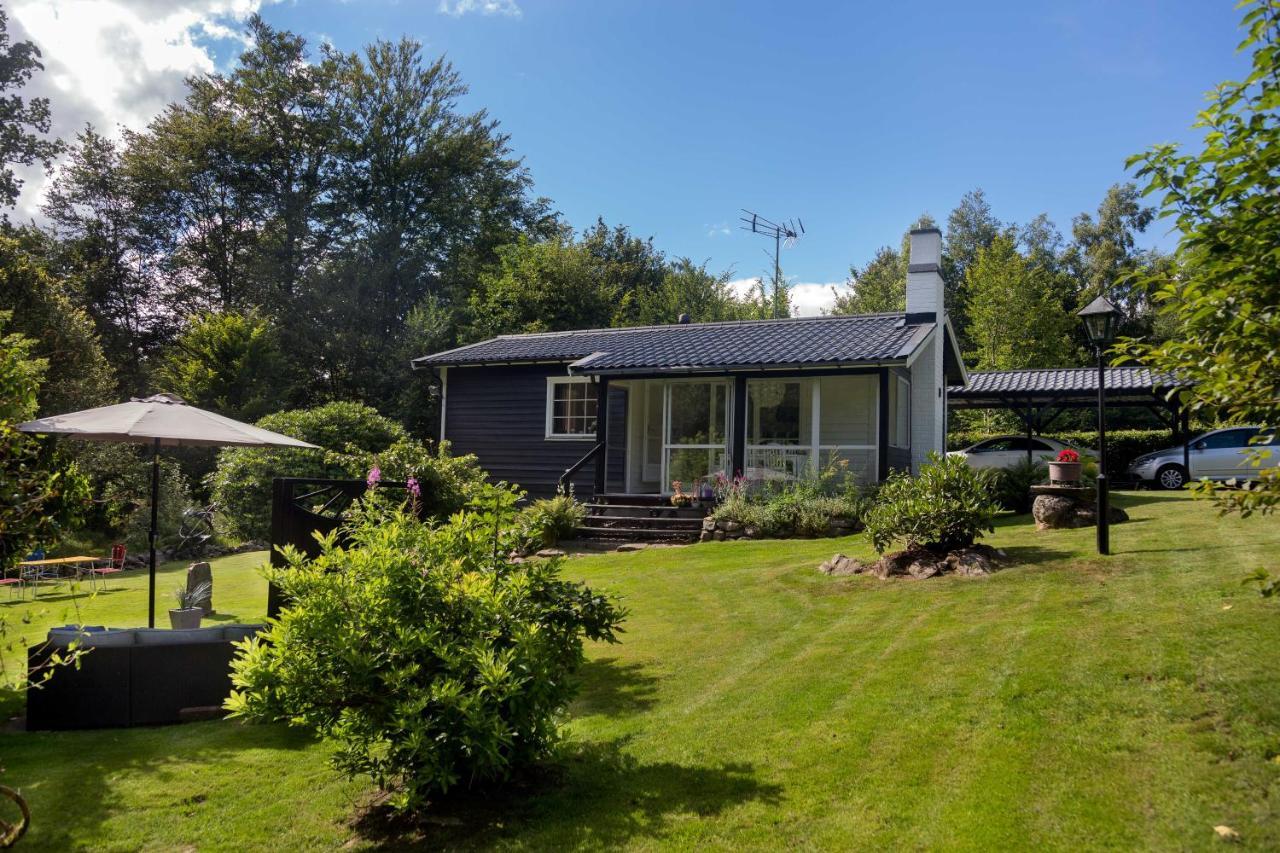 Very Nice Cottage By The Lake. Lursjoen! Hästveda Exterior foto